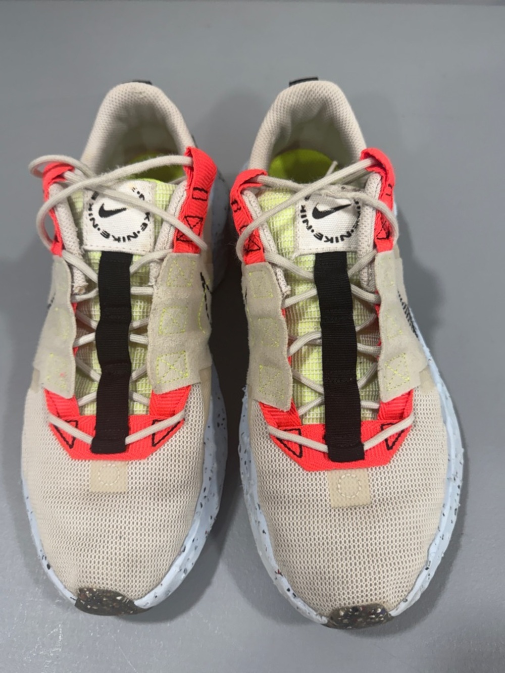 NIKE Men Athletic Sneakers in Beige with Neon Coral Accents. Size 8
